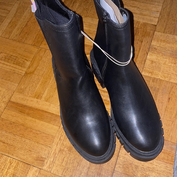 Black Leather Ankle Boots. - Picture 2 of 5